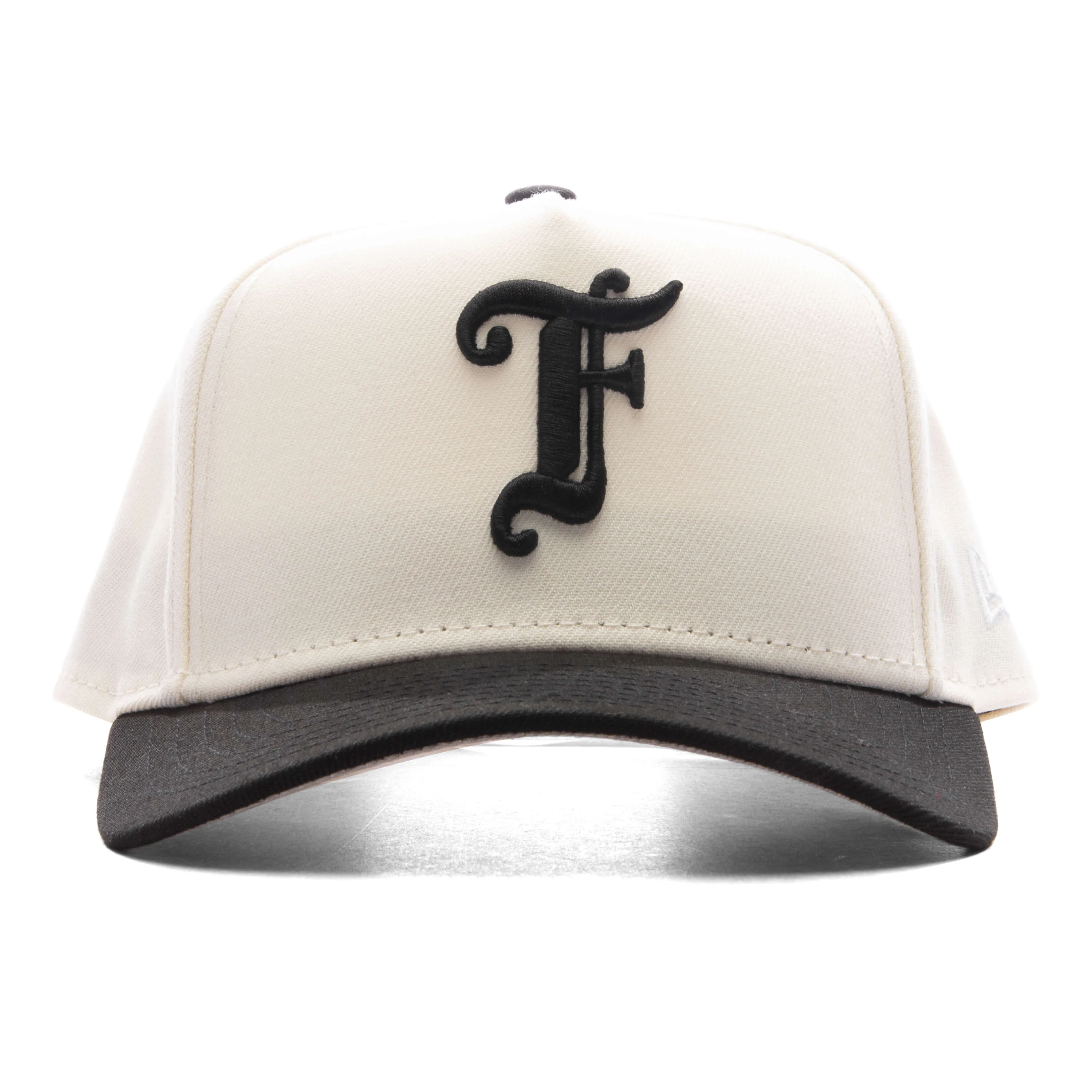 FEATURE x New Era Kids 9FORTY A-Frame Snapback Old English F - Chalk White