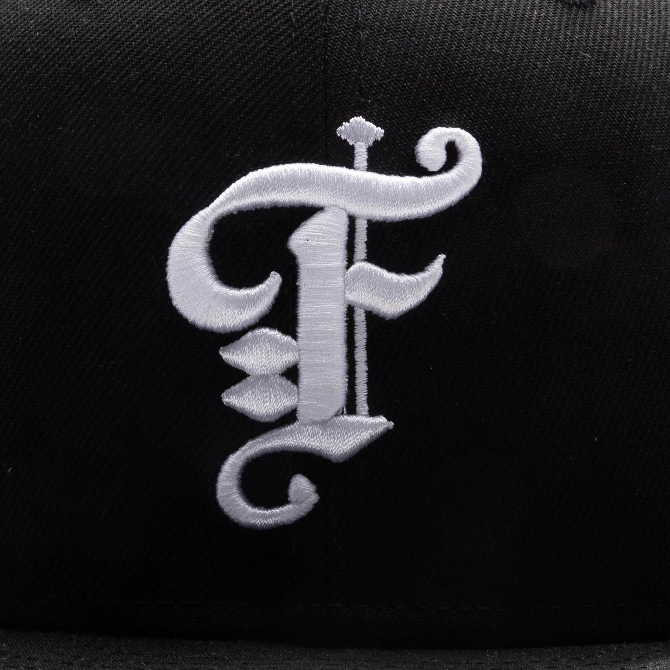 Feature x New Era Old English Calabasas Fitted - Black/Snow Grey - Image 2