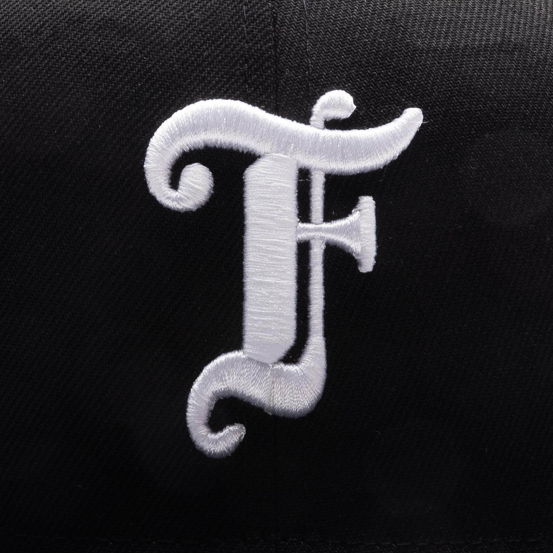 Feature x New Era Old English Plaza Snapback - Black/Snow Grey - Image 2
