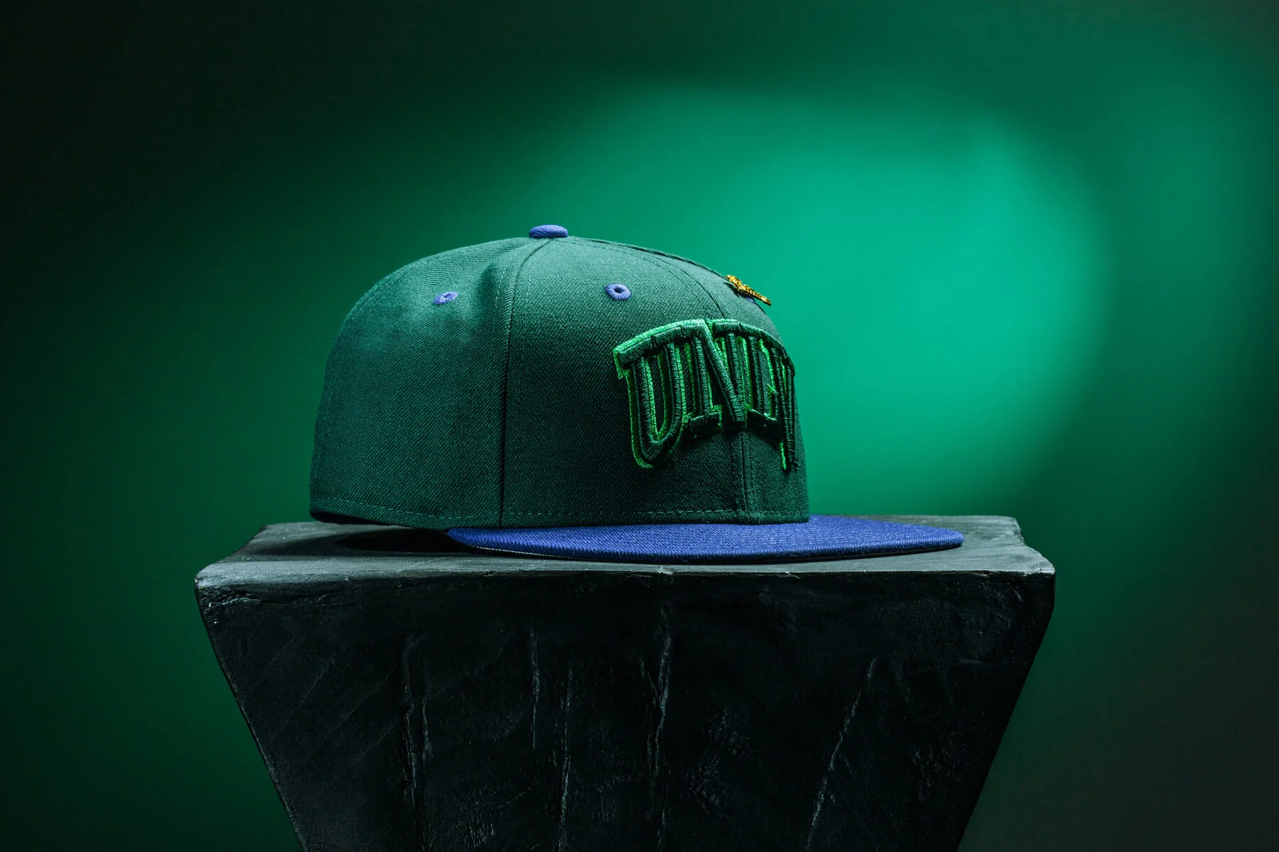 Feature x New Era "Timepiece" UNLV Rebels Fitted - Green/Royal - Image 5