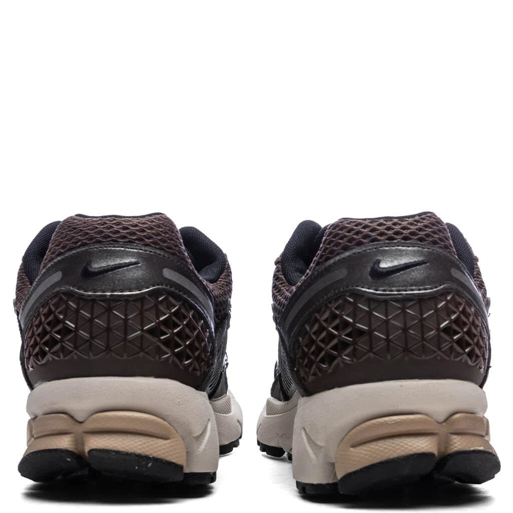 Women's Zoom Vomero 5 - Baroque Brown/Chrome/Light Orewood Brown/Hemp - Image 4